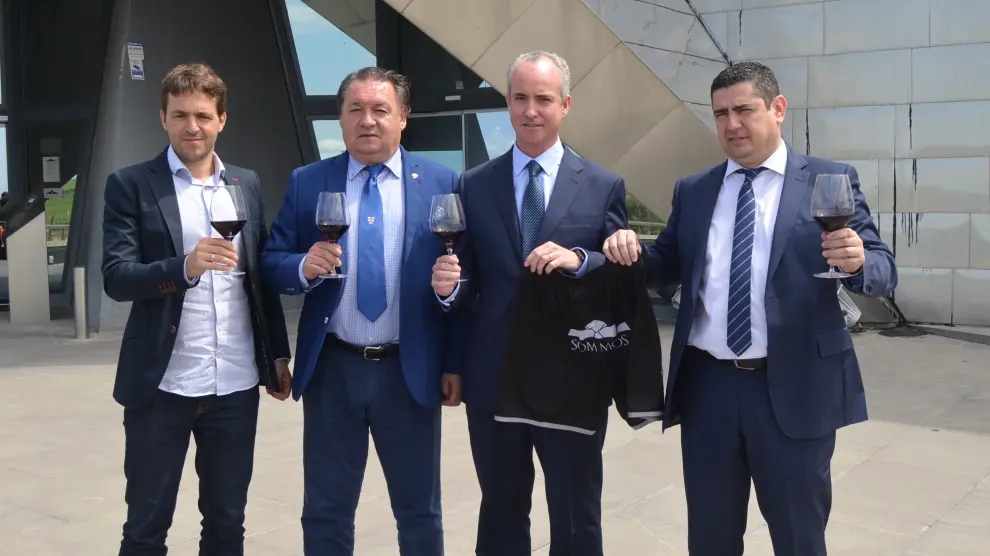 Josete Ortas y Agustín Lasaosa, director general de la SD Huesca, posan junto al consejero delegado del Grupo Costa y el gerente de la bodega Sommos.