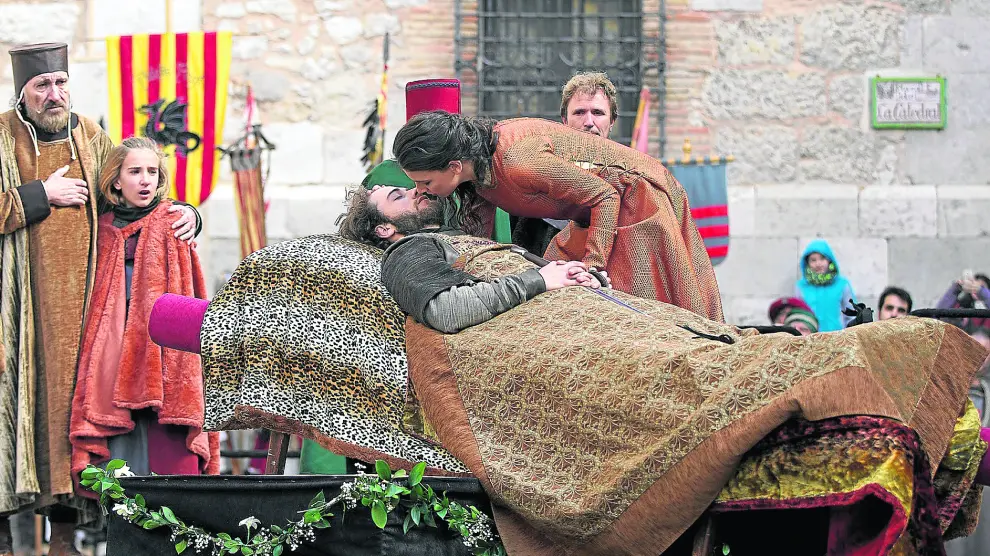 Escena de la muerte de Isabel en las Bodas de Isabel de Segura, representada en la plaza de la Catedral, en Teruel.