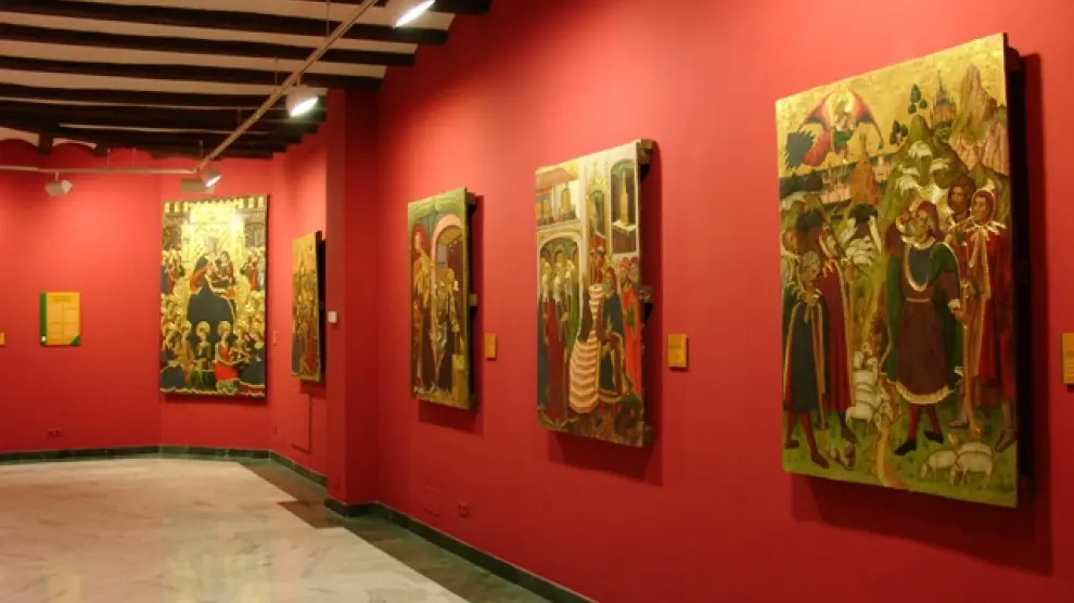 Colección de tablas góticas en el museo de la Colegiata.