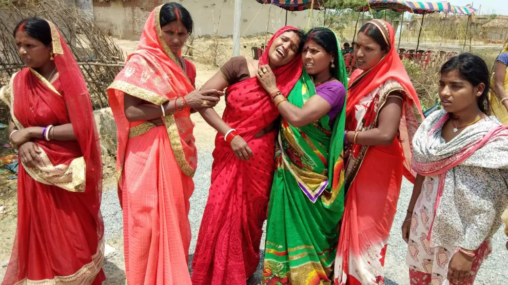 Familiares de las victimas lloran su pérdida en el Estado de Jharkhand, en el este del país