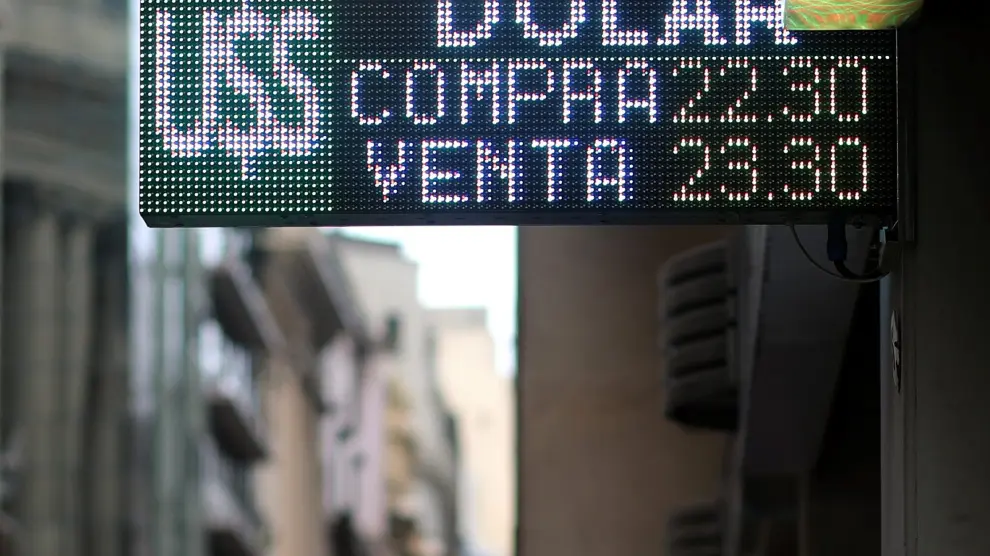 La negociación del crédito llega tras varios días de una fuerte caída del peso argentino frente al dólar.