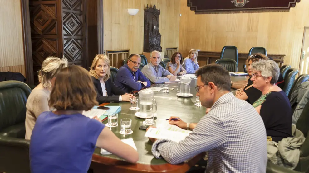 Reunión celebrada ayer en el Ayuntamiento de Zaragoza con los alcaldes de los barrios rurales afectados