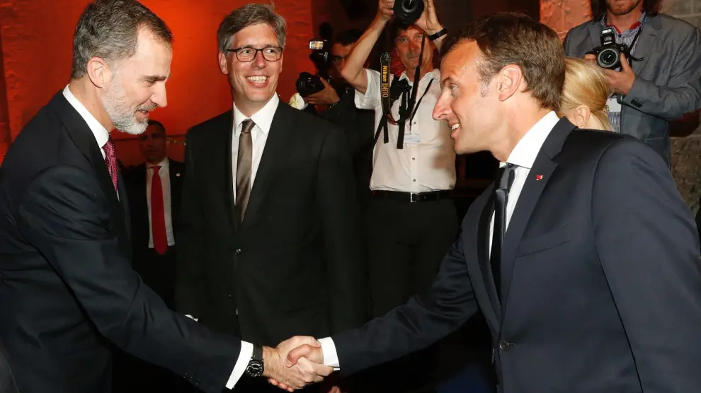 El Rey Felipe VI saluda al presidente de Francia, Emmanuel Macron.