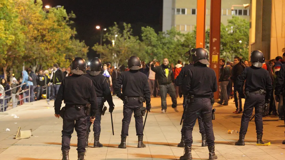 Imagen de la Policía Nacional en los exteriores de La Romareda.