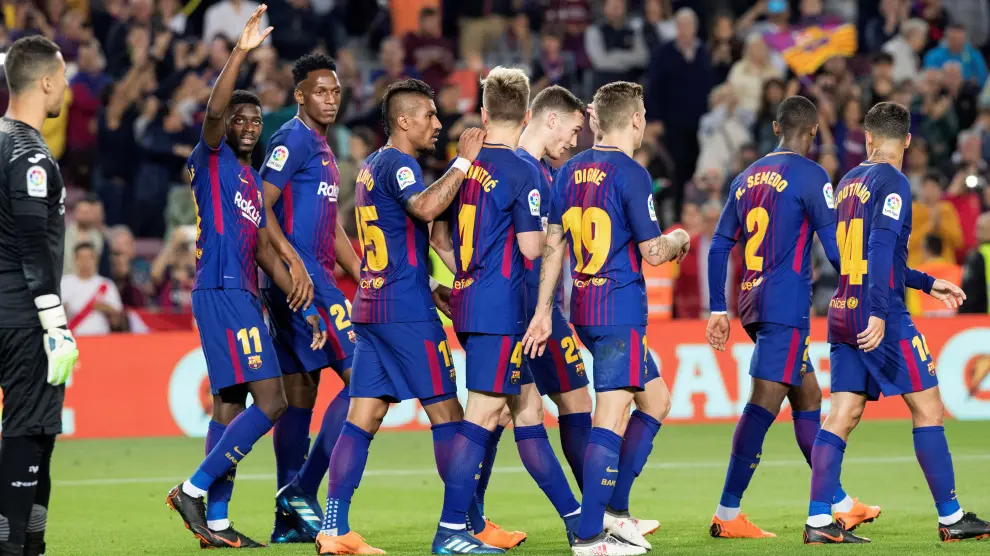 Los jugadores del Barcelona celebran el 5-1, obra de Dembélé.