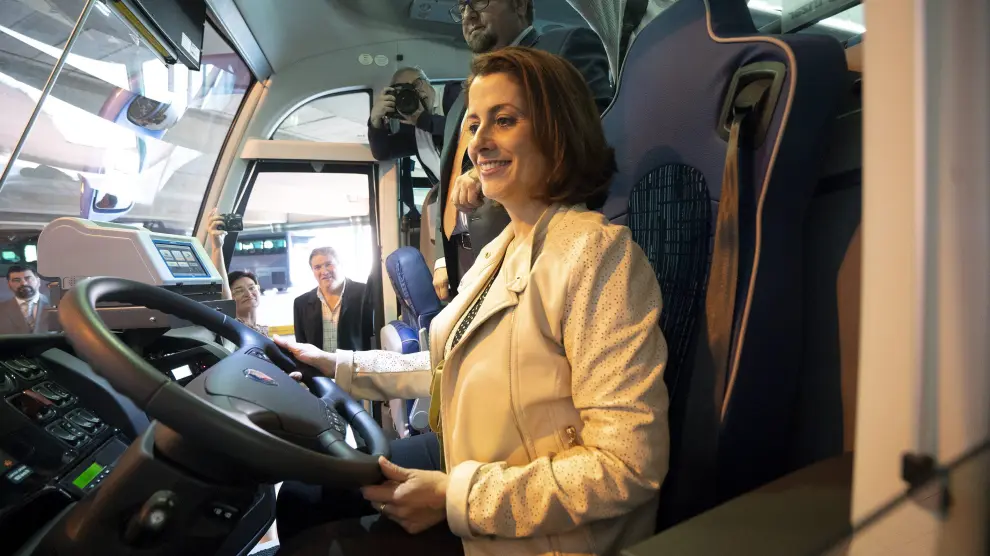 La alcaldesa de Teruel, Emma Buj, conoce los nuevos autobuses que harán la ruta Madrid-Teruel-Valencia