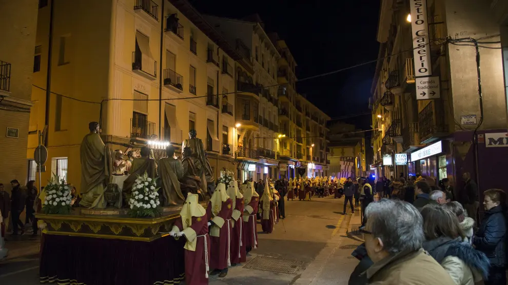 La procesión del Cenáculo desfila por el centro de Huesca la última Semana Santa.