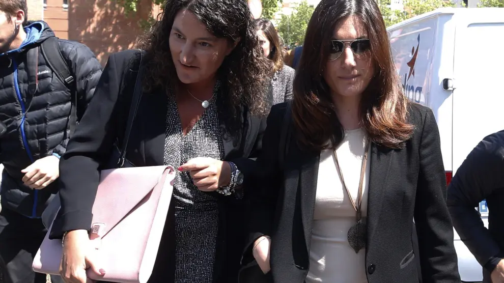 A la derecha, Clara Souto, una de las profesoras que denunció que su firma había sido falsificada.