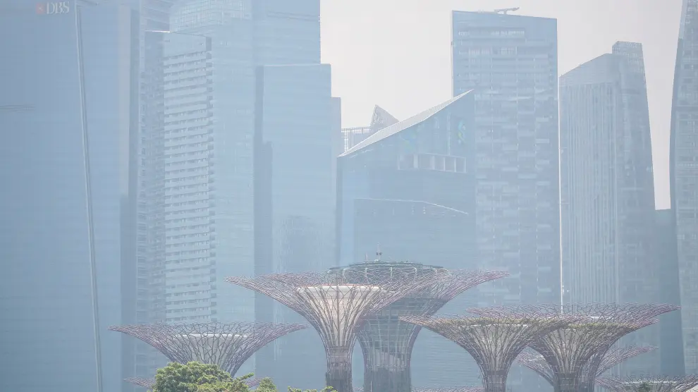 La zona financiera de Singapur, bajo la niebla.