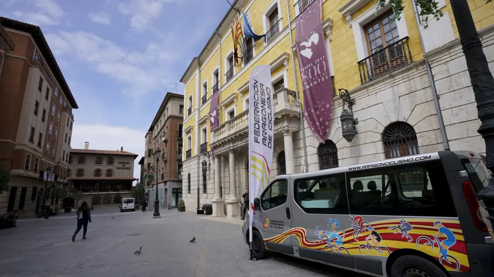 El Ayuntamiento de Teruel, en la Plaza de la Catedral de Teruel, escenario este jueves de las reuniones técnicas y directivas de la Vuelta Aragón