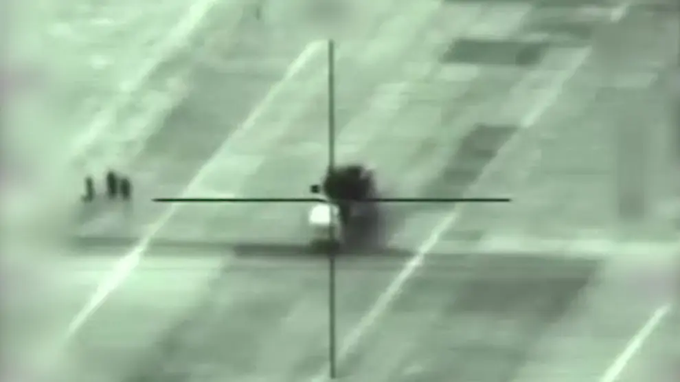 Un lanzamisiles sirio en el objetivo de mira durante un bombardeo israelí.