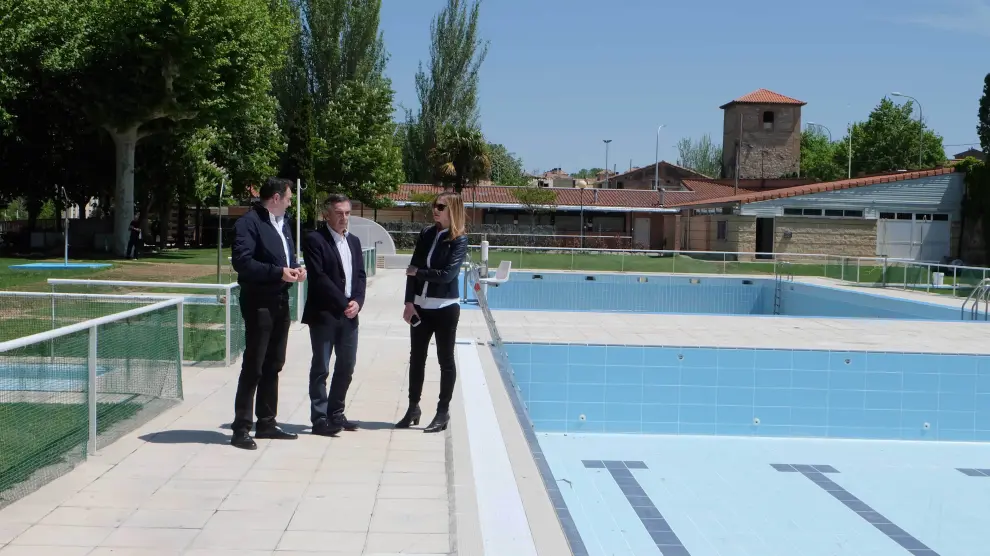 Alcalde y concejales de Tarazona han visitado el recinto de la piscina municipal.