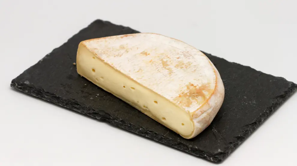 El queso Reblochon proviene de la Saboya y Alta Saboya (Francia).