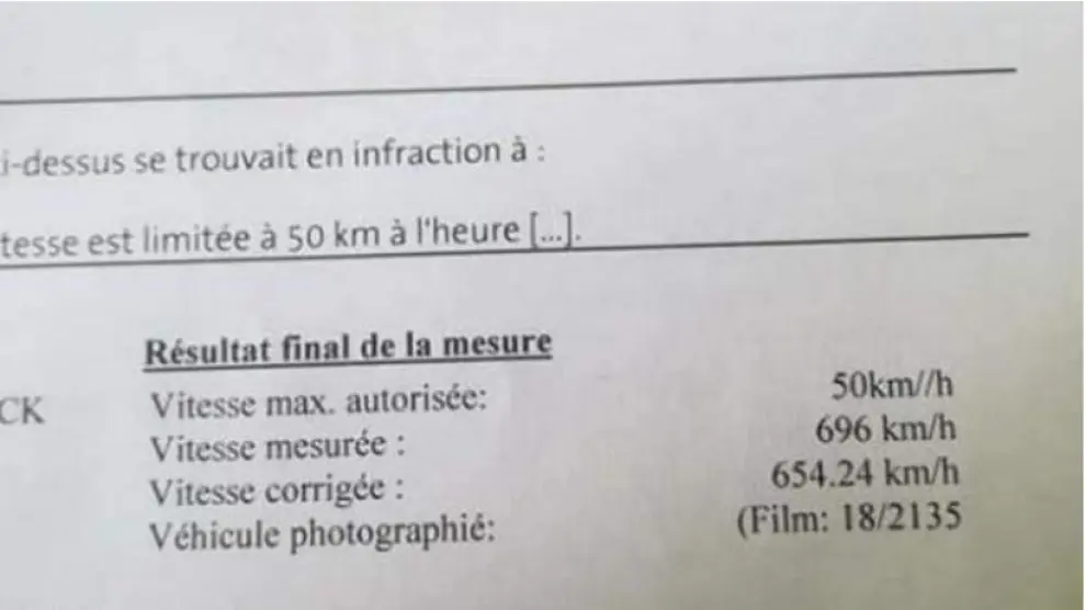 La multa donde aparecen indicados los 696 km/h.