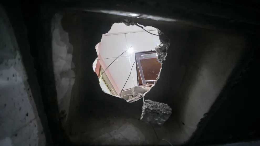 Los ladrones abrieron un hueco en el techo de un garaje para poder acceder a una joyería de la avenida de San Jorge.