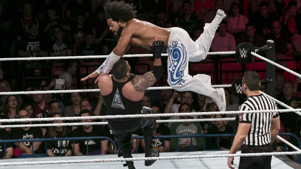 No Way Jose se abalanza sobre su rival en el ring del Príncipe Felipe.
