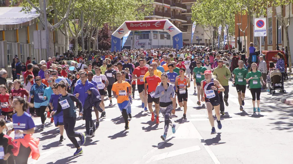 Los corredores inician la carrera hacia el Centro Histórico de Teruel