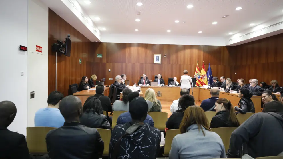 En el banquillo de los acusados de la Audiencia de Zaragoza se sentaron 24 personas.