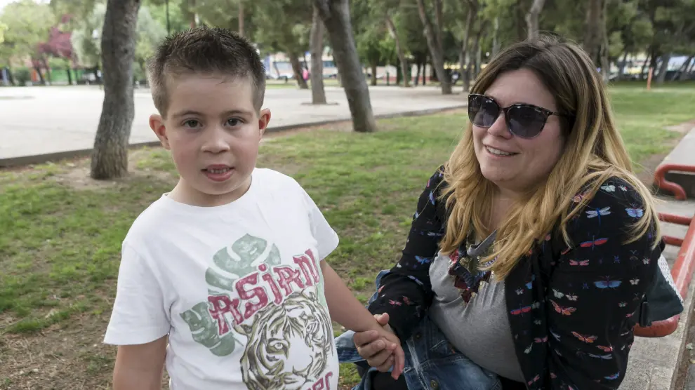 Sara Berdejo, con su hijo Quique, de 6 años, en María de Huerva, donde vive la familia.