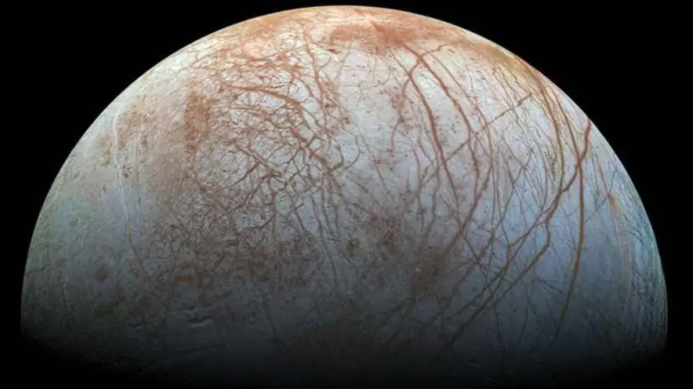 Imagen de la superficie del satélite Europa de Júpiter, que podría reunir las condiciones para sustentar vida.
