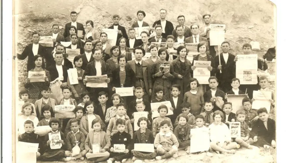 Los alumnos de la escuela racionalista de Mas de las Matas posan en 1933.