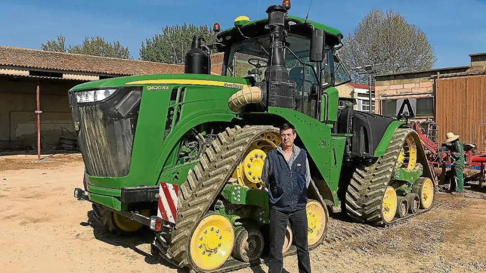 José María Pont, que dirige la empresa con su hermano Jaume, junto a su nuevo tractor.