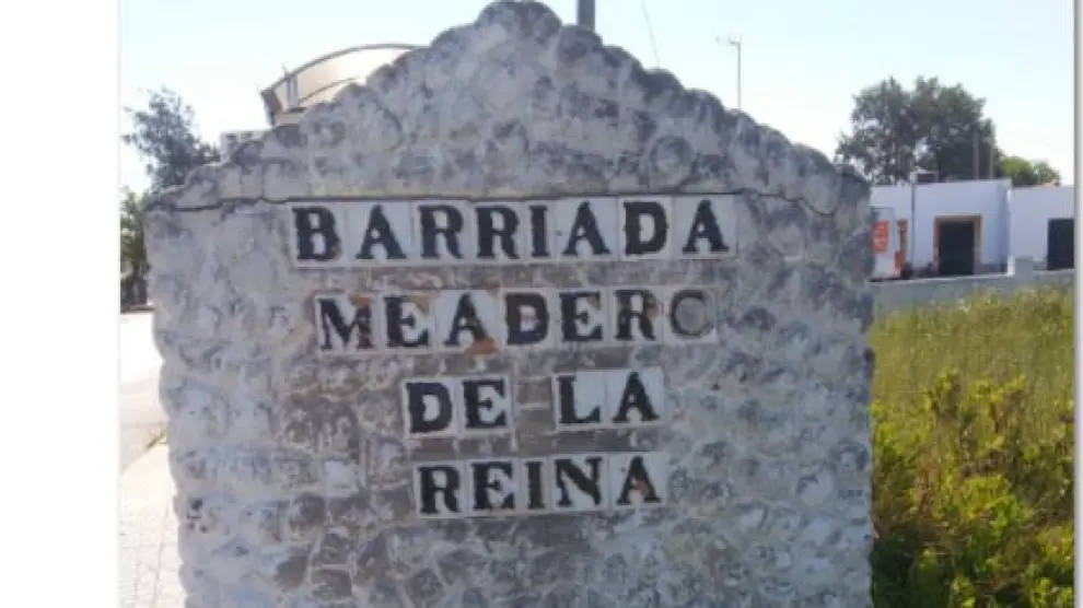 Letrero anunciador de la entrada al barrio del Meadero de la Reina, en Puerto Real (Cádiz), donde se ubica la Ciudad Deportiva del club gaditano donde se entrenó este lunes el Real Zaragoza.