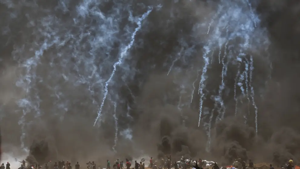 Las tropas israelíes lanzan gas lacrimógeno contra los manifestantes palestinos