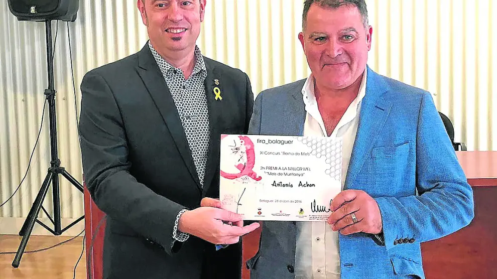 Antonio Achón recoge uno de los últimos premios que ha conseguido su miel.