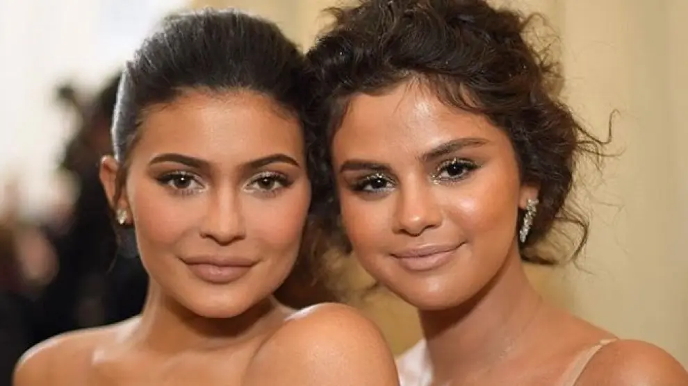 Selena Gomez -derecha-, junto a Kylie Jenner, en la pasada gala MET.