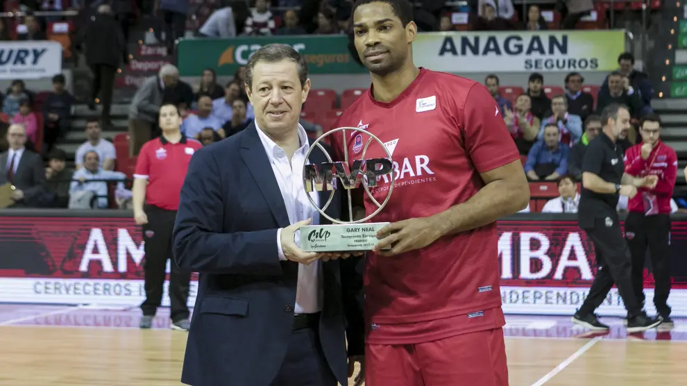 Gary Neal recibe el trofeo al mejor jugador de febrero en la ACB.