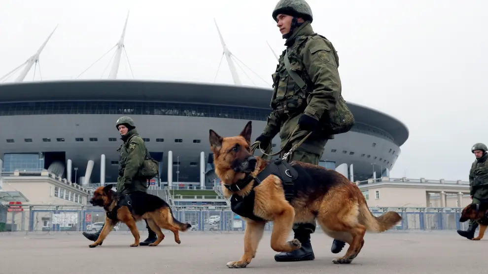 Varios agentes de la Policía antidisturbios cerca del estadio de fútbol de San Petersburgo.