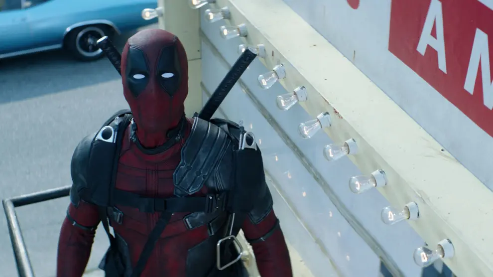Ryan Reynolds interpreta de nuevo a Deadpool, el héroe más irreverente de Marvel.
