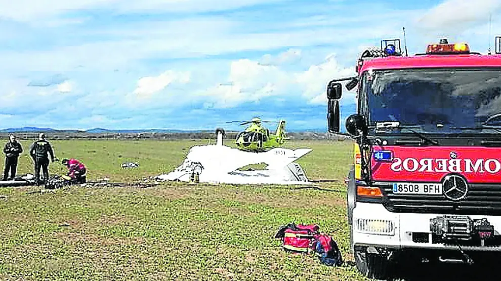 Los bomberos de Huesca, en el accidente de una avioneta ocurrido en Gurrea el 5 de marzo.
