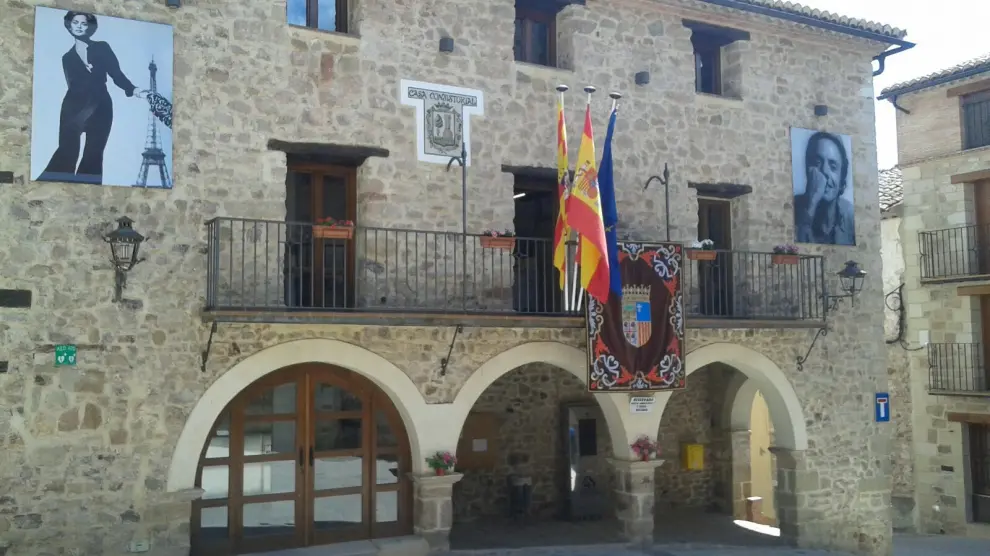 El Ayuntamiento de Olba, decorado con fotos de Pertegaz y de uno de sus diseños.