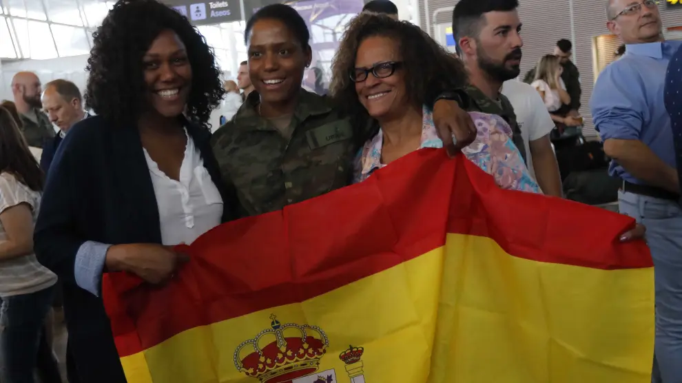 La familia de la soldado Elisabeth Uribe Rojas, de la Brigada Aragón, acude a despedirla