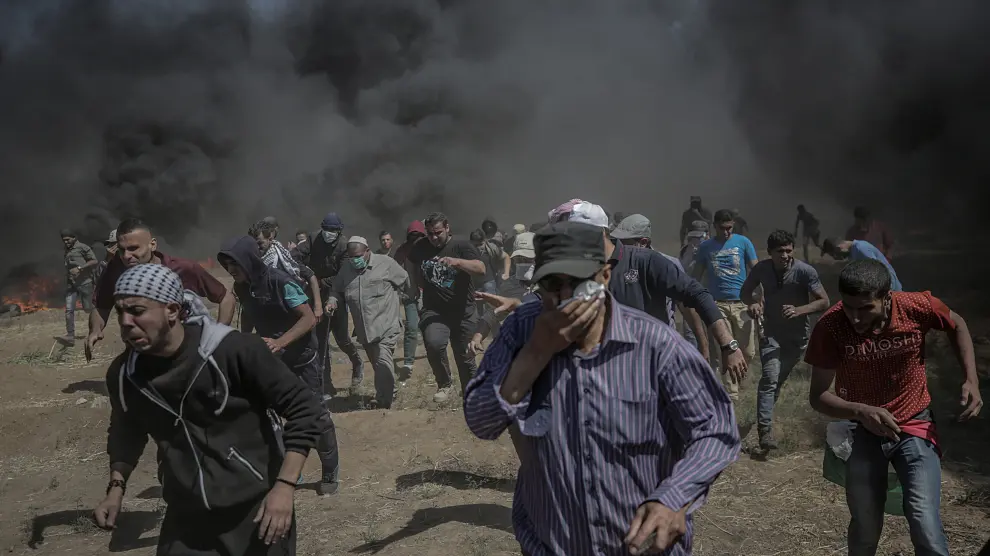 Manifestantes palestinos participan en enfrentamientos tras una protesta cerca de la frontera con Israel.