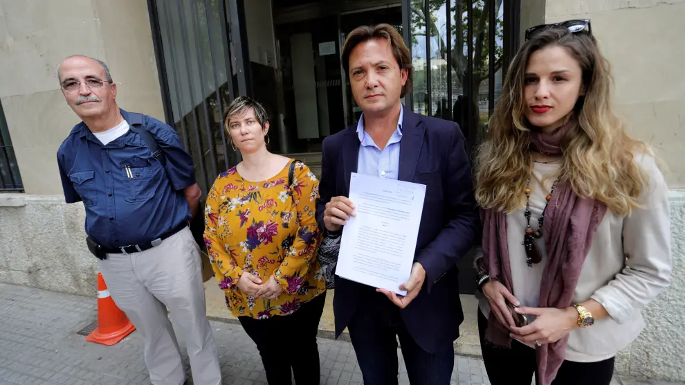 De izquierda a derecha, Antonio Salvá, padre del guardia civil asesinado por ETA Diego Salvá, la abogada Ana María Vidal y Jorge Campos.