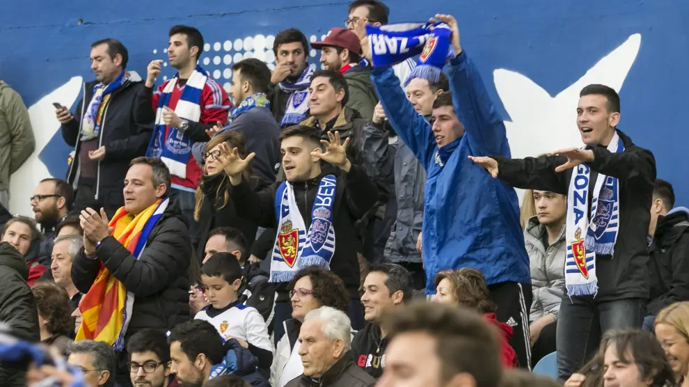 Hinchas del Real Zaragoza en un partido de este curso en La Romareda
