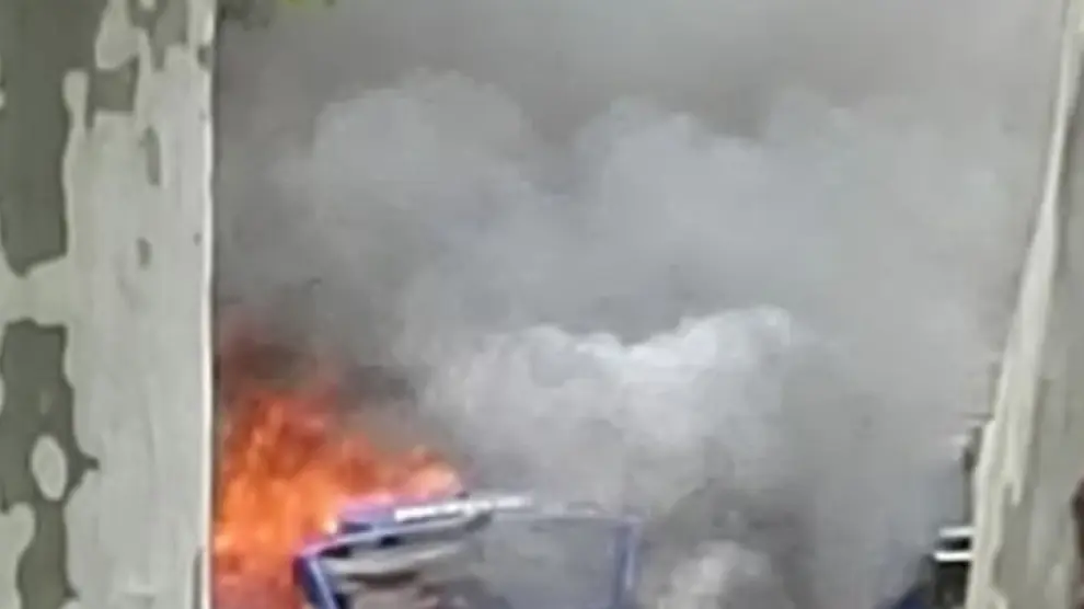 El coche ardiendo en el paseo de Calatayud.