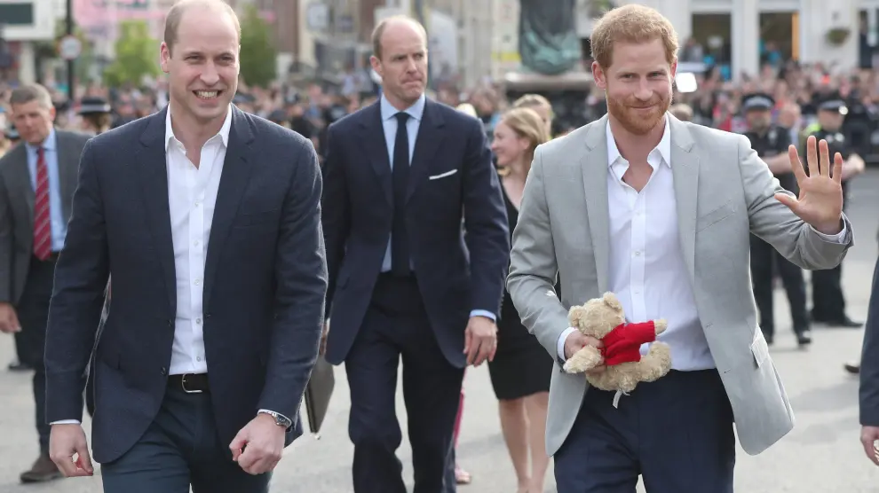 El duque de Cambridge y su hermano, el príncipe Enrique, en las calles de Windsor.