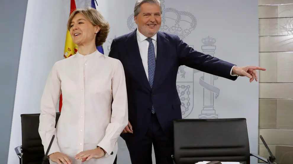 El portavoz del Gobierno, Íñigo Méndez de Vigo, y la Ministra de Agricultura, Isabel García Tejerina, al inicio de la rueda de prensa posterior al Consejo de Ministros.
