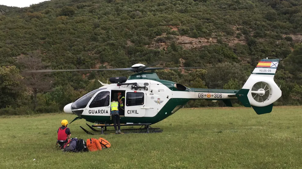 El helicóptero, durante el rescate, en la pradera cercana al barranco de la Peonera