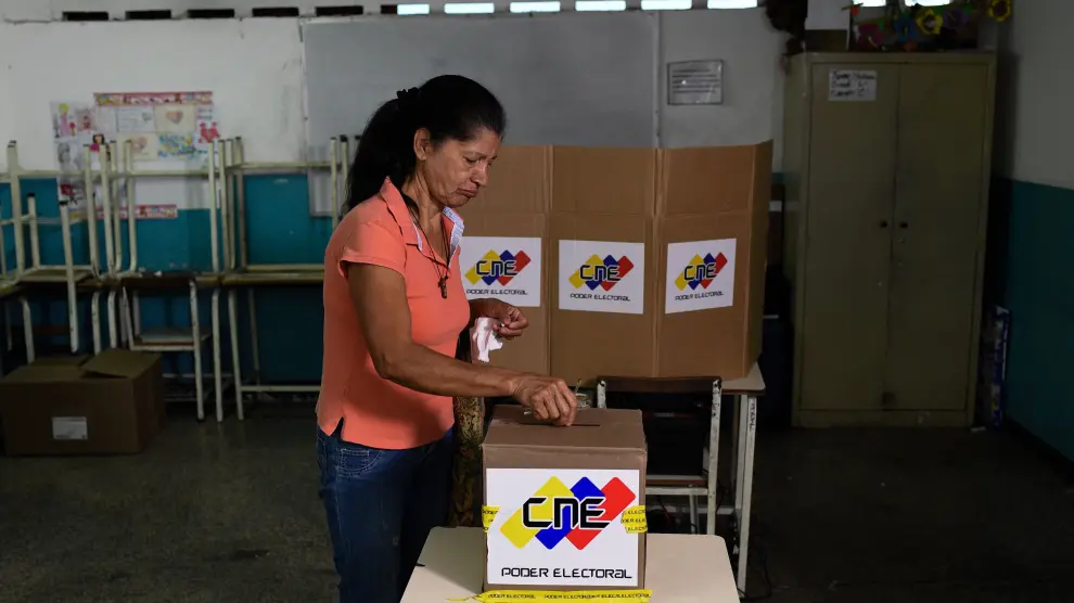 Una mujer votando en las elecciones de Venezuela.