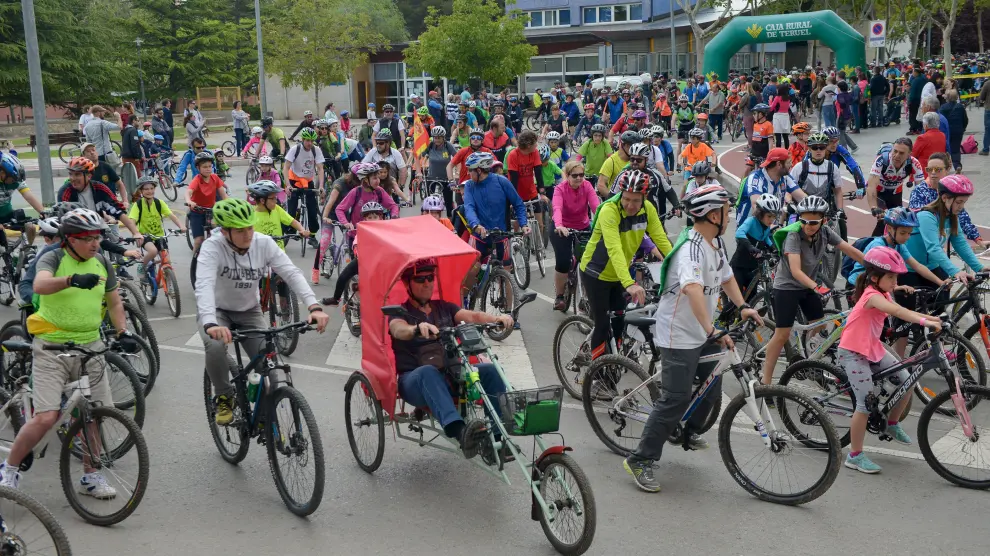 Salida de los mil quinientos participantes en el Día de la Bicicleta.
