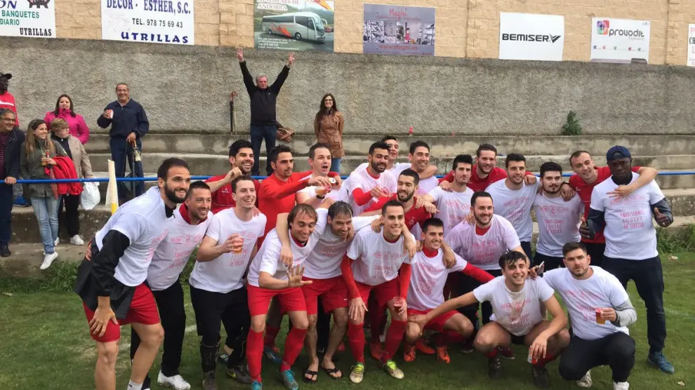 El Calamocha celebrando su ascenso a Tercera División en el campo del Utrillas