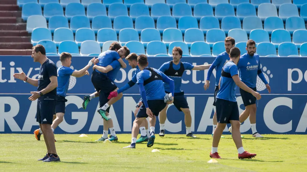 Futbolistas del Real Zaragoza, este sábado, en el entrenamiento programado en La Romareda.