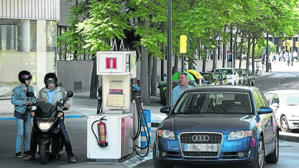 Un zaragozano echa gasolina en una de las estaciones de servicio de la capital aragonesa
