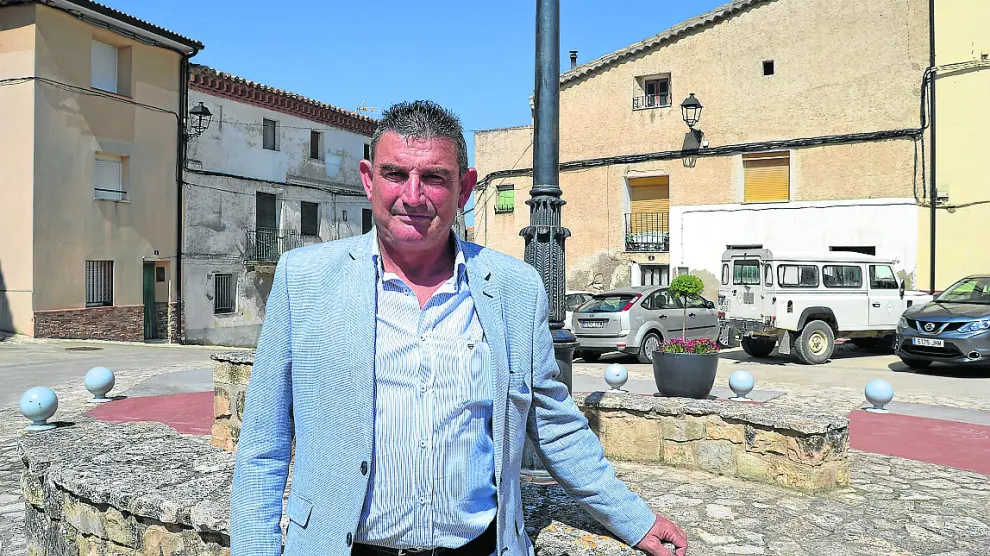 El alcalde, Gil Gil, posa en un rincón de la localidad cincovillesa de Castejón de Valdejasa