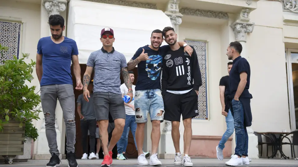 Varios jugadores del Huesca, con Kilian Grant y Álvaro Vadillo muy sonrientes, salen este domingo del restaurante Lillas Pastia.